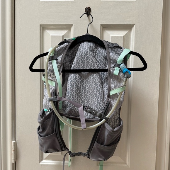 REI Co-op Women’s 2X/3X Swiftland Hydro Running Hydration Vest, Castlerock - Picture 4 of 13